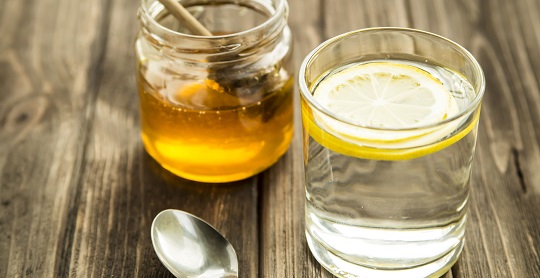 ترکیب آب گرم با عسل و لیمو، پوست شما را پاک می‌کند